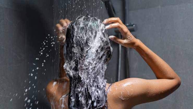 Fare lo shampoo a testa in giù: capelli più puliti e luminosi